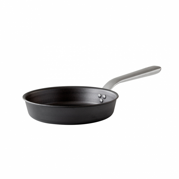 Stekpanna ø24 cm med ergonomiskt handtag i gruppen Carbon steel Frying pans hos Kockums Jernverk AB (STER24-080)